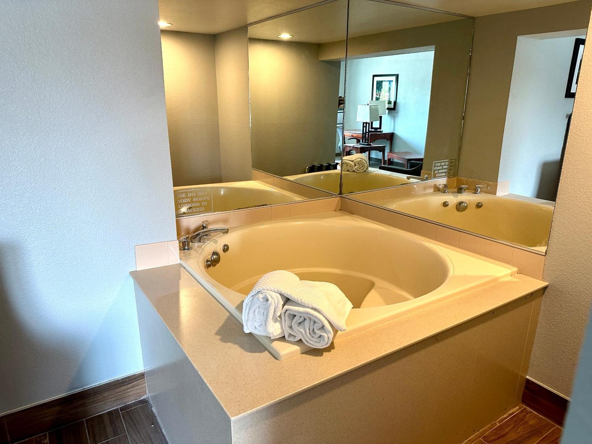Americinn & Suites By Wyndham Baraboo Event Center Екстериор снимка