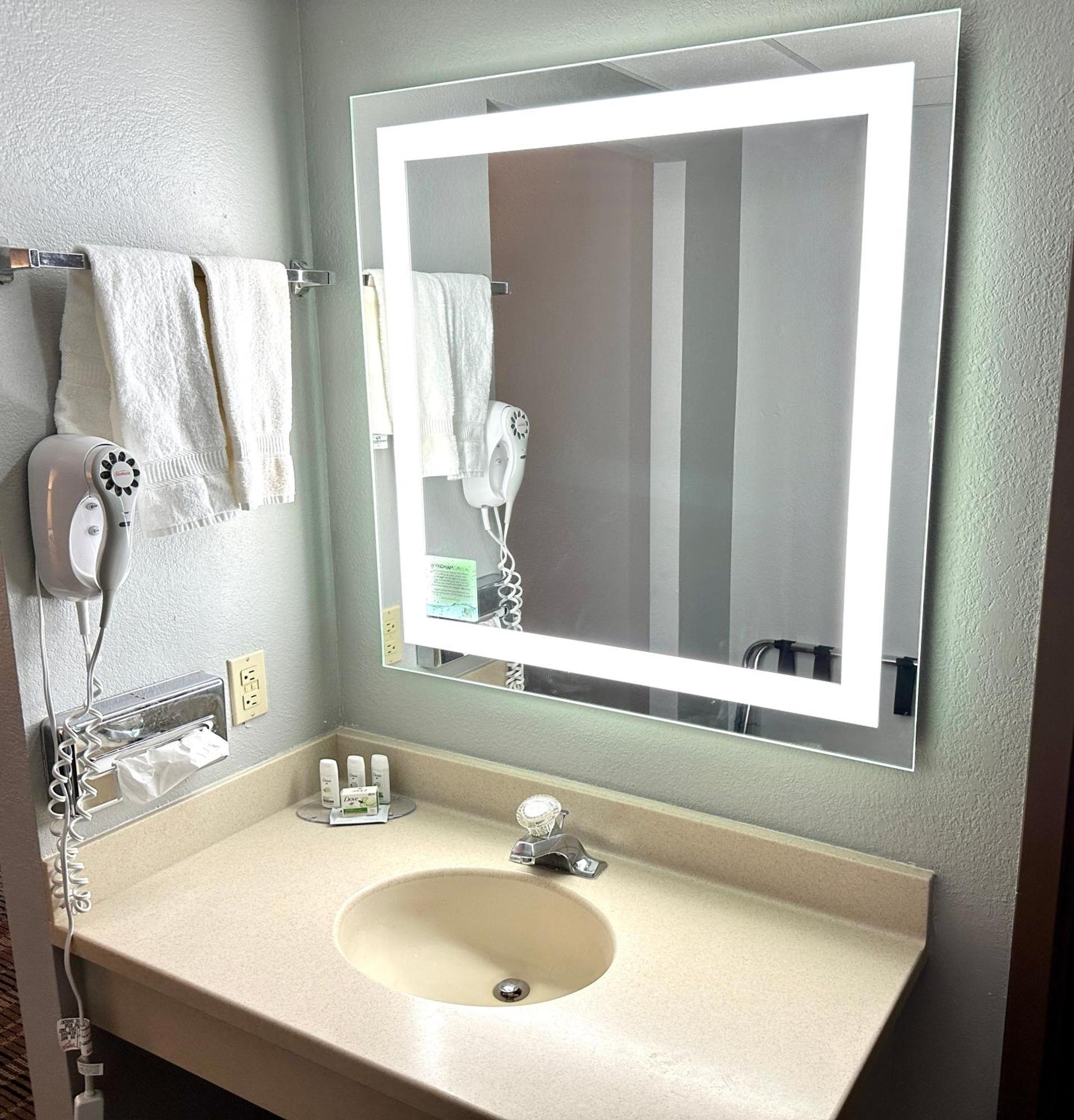 Americinn & Suites By Wyndham Baraboo Event Center Екстериор снимка